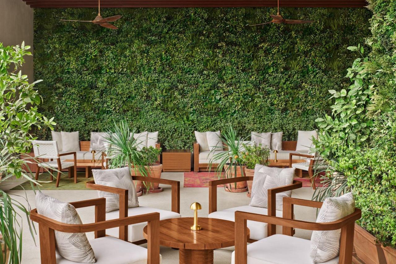The Dubai Edition Екстериор снимка A green wall in a restaurant