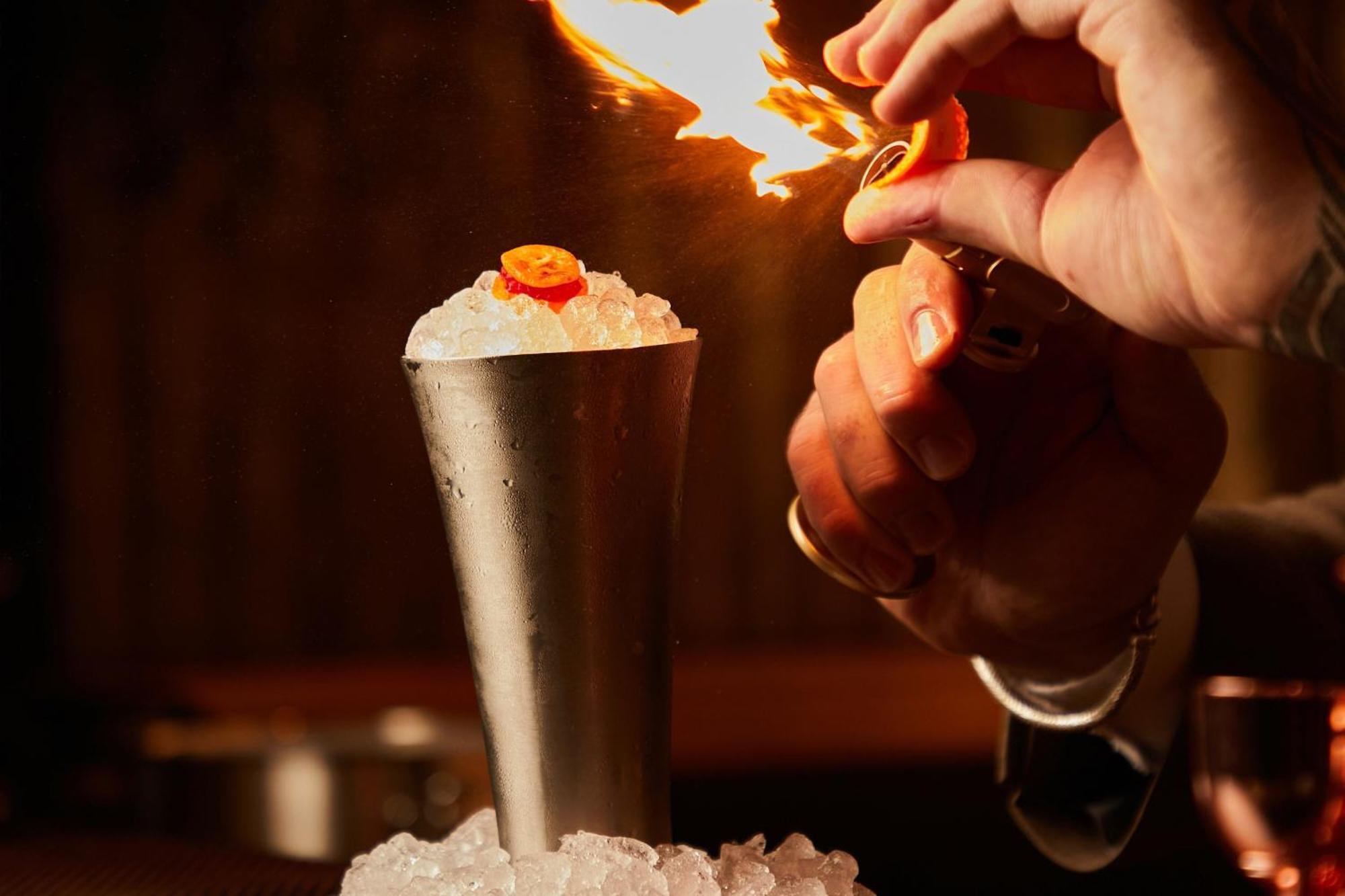 The Dubai Edition Екстериор снимка Flaming the cocktail