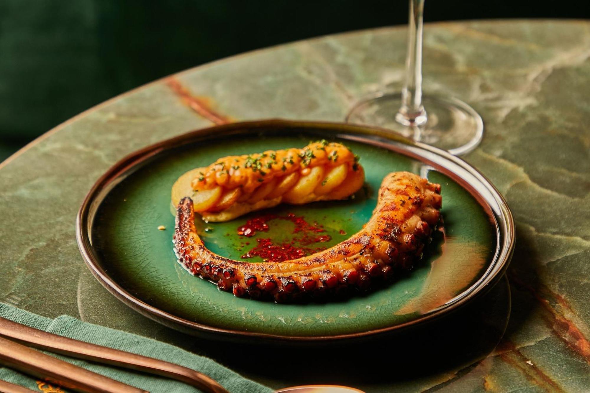 The Dubai Edition Екстериор снимка Octopus prepared in the Portuguese style