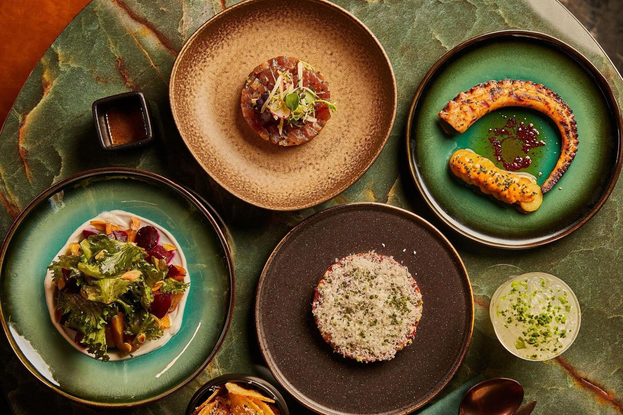 The Dubai Edition Екстериор снимка Dishes at the restaurant