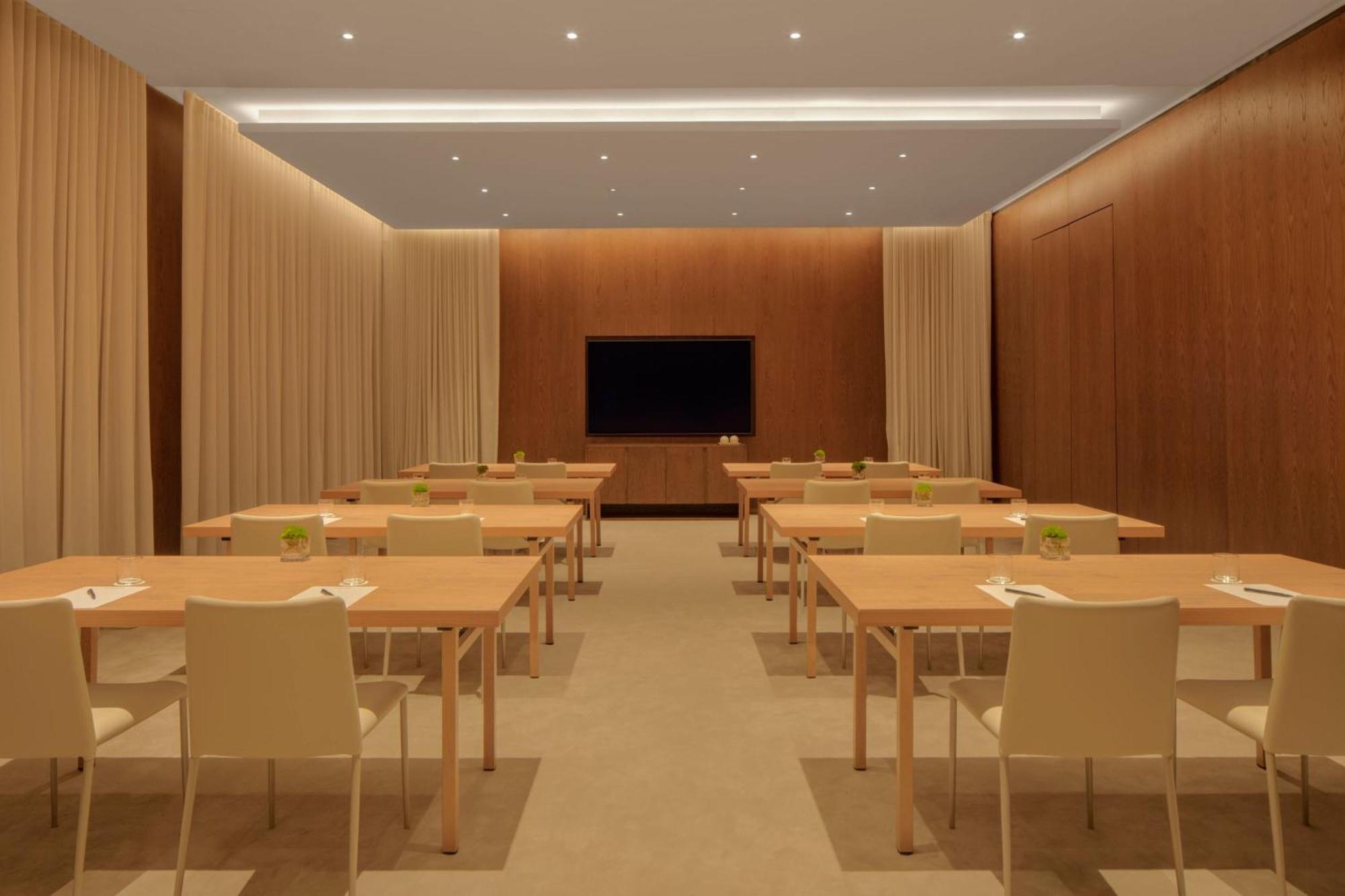 The Dubai Edition Екстериор снимка A meeting room