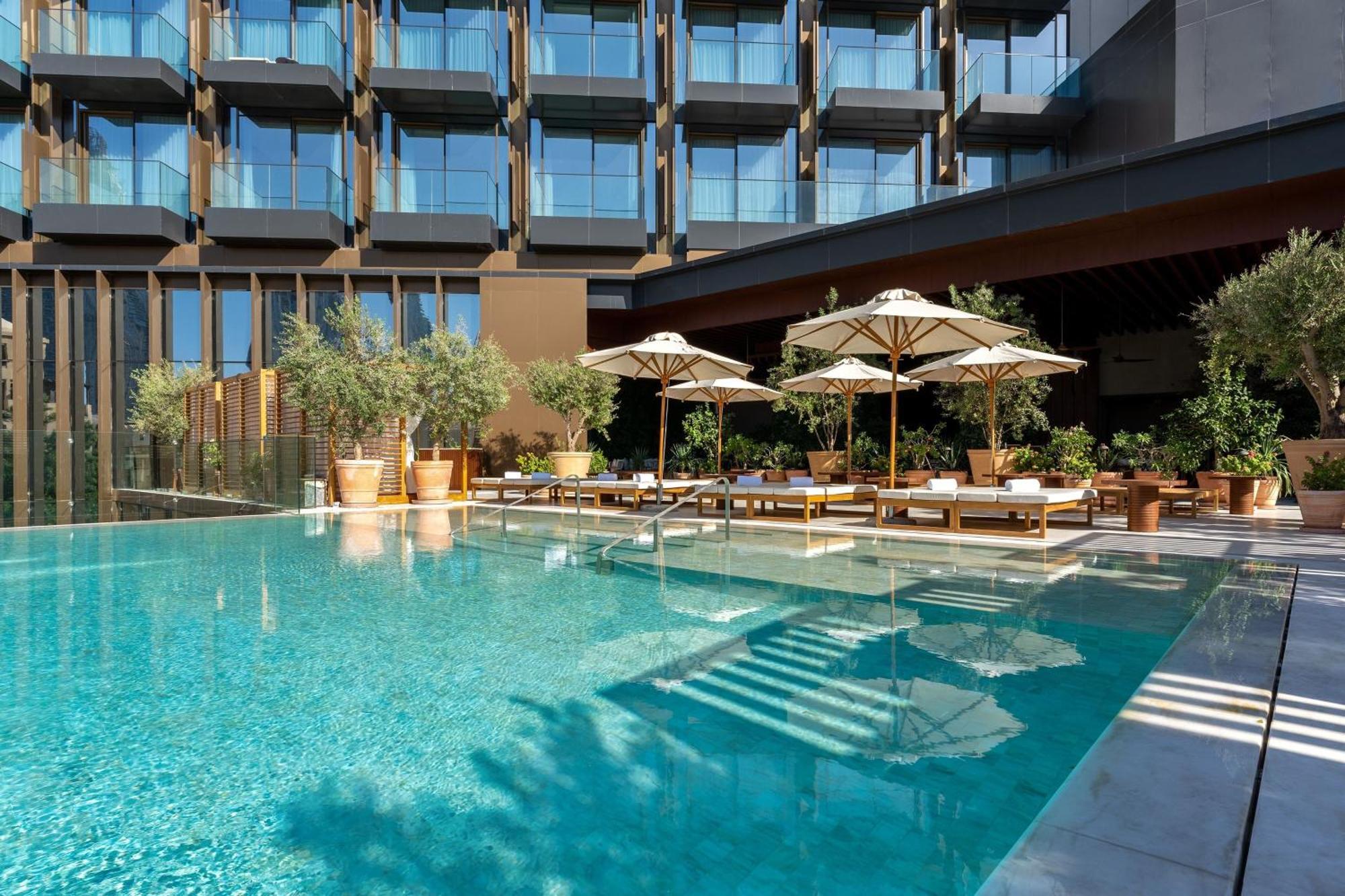 The Dubai Edition Екстериор снимка The hotel's pool